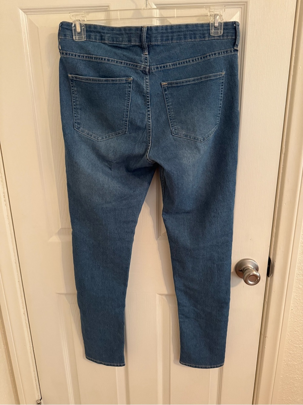 H&M &Denim jeans, size 32, in a "Skinny Regular Waist Ankle" fit. - Picture 5 of 8